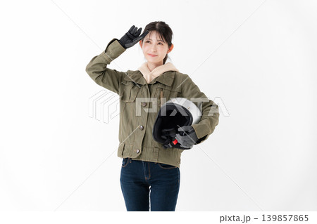 ヘルメットを持った女性 139857865