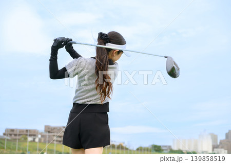 ゴルフのスイングをする日本人女性 ゴルフのスイングをする日本人女性 139858519