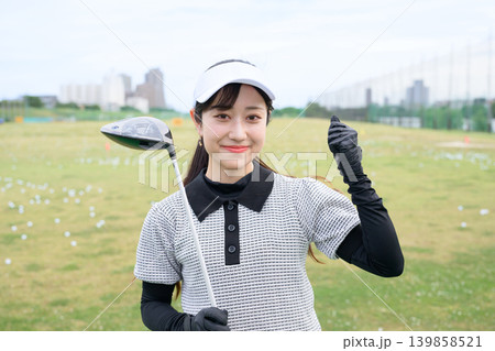 ゴルフクラブを持ってガッツポーズをする日本人女性 ゴルフクラブを持ってガッツポーズをする日本人女性 139858521