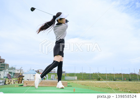 ゴルフのスイングをする日本人女性 ゴルフのスイングをする日本人女性 139858524