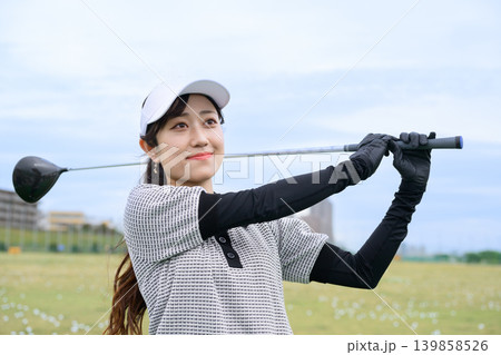 ゴルフのスイングをする日本人女性 ゴルフのスイングをする日本人女性 139858526