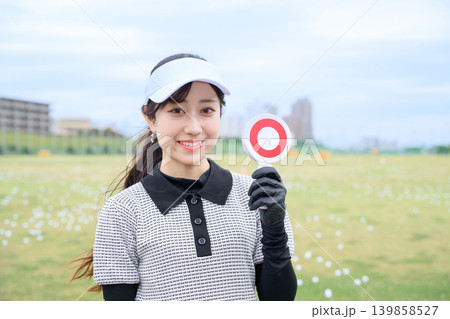 丸印を持つ日本人女性 丸印を持つ日本人女性 139858527