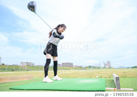 ゴルフのスイングをする日本人女性 ゴルフのスイングをする日本人女性 139858538