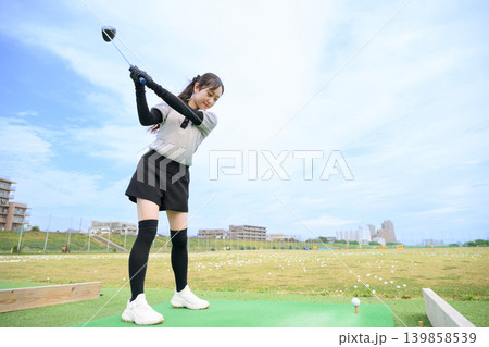 ゴルフのスイングをする日本人女性 ゴルフのスイングをする日本人女性 139858539