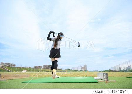 ゴルフのスイングをする日本人女性 ゴルフのスイングをする日本人女性 139858545
