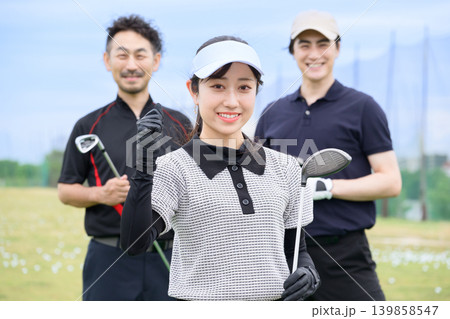 ゴルフ練習場で笑顔を見せる女性ゴルファー 139858547