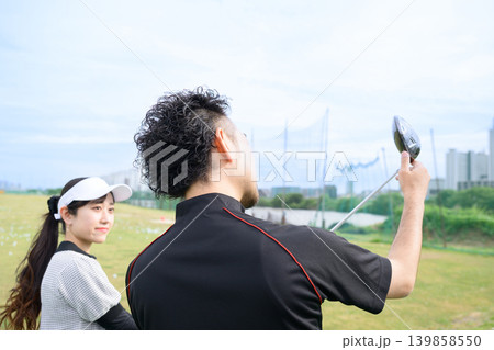 ゴルフレッスンを受ける日本人女性 139858550