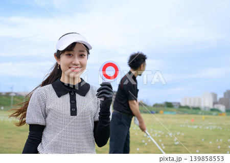 丸印を持つ女性ゴルファー 丸印を持つ女性ゴルファー 139858553