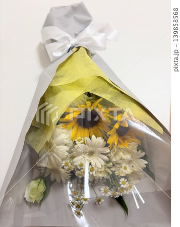 ヒマワリと白い花の包装ブーケ白リボン付き 139858568