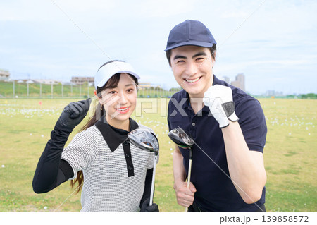 ゴルフ練習場で笑顔を見せる男女 ゴルフ練習場で笑顔を見せる男女 139858572