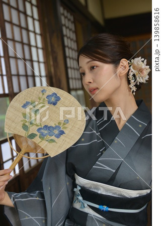 浴衣を着た若い女性 139858616