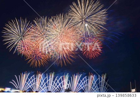 夜空を華やかに彩るダイナミックな大輪の打ち上げ花火とスターマイン 139858633