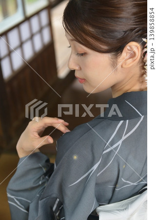 浴衣を着た若い女性 浴衣を着た若い女性 139858854