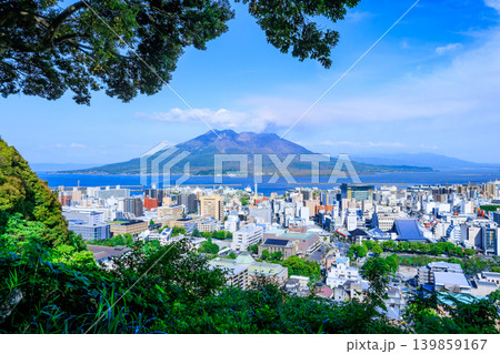 城山公園展望台から見る桜島と鹿児島市内の街並み 139859167