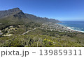 海と山に囲まれた海辺の街を見下ろす風景 139859311