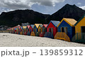 カラフルな小屋が並ぶ海辺の爽快な風景 139859312