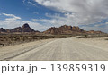 巨大な岩山へ続く一本道の山岳風景 139859319