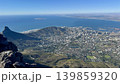 山頂から見下ろす海と街のパノラマ風景 139859320