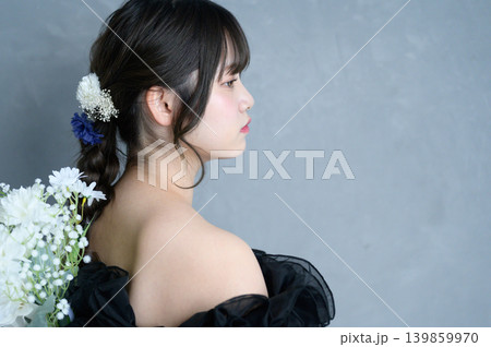 グレー背景でブーケを持つ黒いドレスを着た日本人女性 グレー背景でブーケを持つ黒いドレスを着た日本人女性 139859970