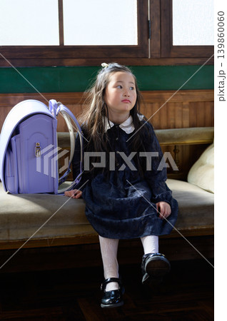 ソファに座るランドセルと日本人の女の子 139860060