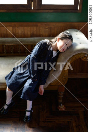 ソファにもたれかかる日本人の女の子 139860065