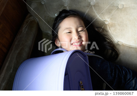 ランドセルを抱きしめる日本人の女の子 139860067
