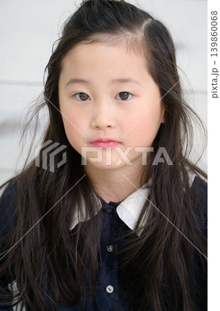 正面を見つめる日本人の女の子のポートレート 139860068