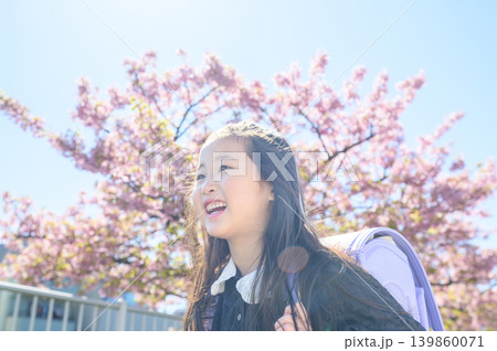 桜の下でランドセルを背負って登校する日本人の女の子 桜の下でランドセルを背負って登校する日本人の女の子 139860071