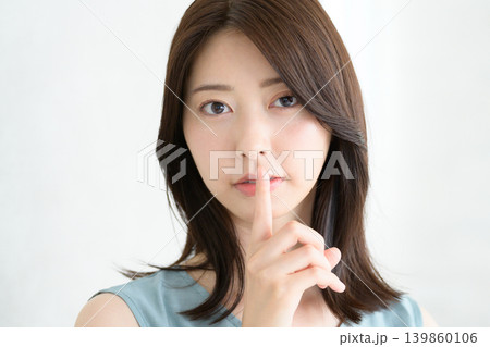 口元に手を当てる日本人女性 口元に手を当てる日本人女性 139860106