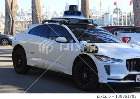 アメリカカリフォルニア、サンフランシスコ観光、アラモスクエアや街並み、橋と霧、Waymo自動運転 139861785