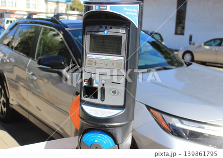 アメリカカリフォルニア、サンフランシスコ観光、アラモスクエアや街並み、橋と霧、Waymo自動運転 139861795