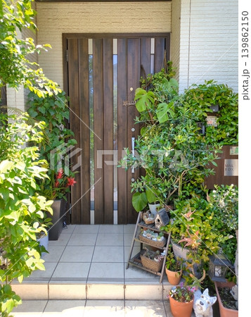 ​緑豊かな玄関アプローチ 観葉植物に囲まれた一戸建ての暮らし  住宅外構　ガーデニングアイテム 139862150