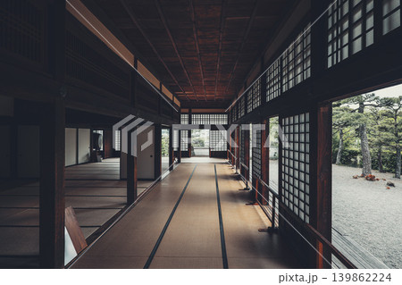 畳が敷かれた奥行きのある長い廊下から日本庭園を望む伝統的な日本の屋敷 畳が敷かれた奥行きのある長い廊下から日本庭園を望む伝統的な日本の屋敷 139862224