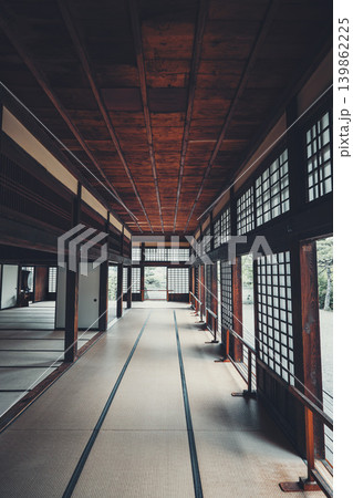 畳が敷かれた奥行きのある長い廊下から日本庭園を望む伝統的な日本の屋敷 139862225