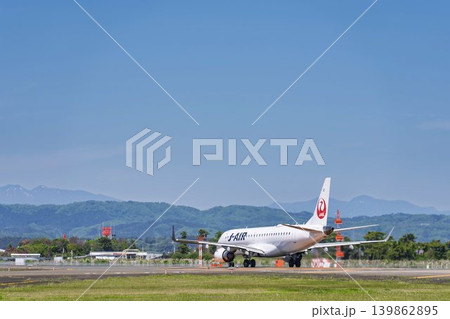青空の仙台空港　離陸中の飛行機　宮城県名取市 139862895