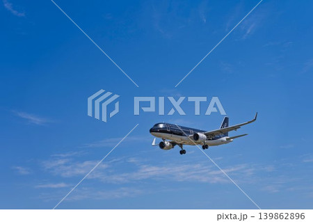青空の仙台空港　着陸中の飛行機　宮城県名取市 139862896