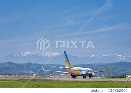 晴れた日の仙台空港　蔵王連峰とタキシング中の飛行機　宮城県名取市 139862903