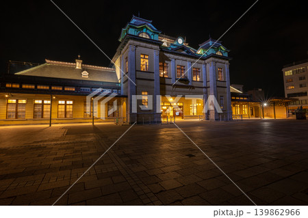 福岡県/ ライトアップされた夜の門司港駅（門司港駅舎） 139862966