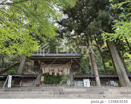 荘厳な諏訪大社本宮の拝殿｜長野県の歴史ある神社 139863030