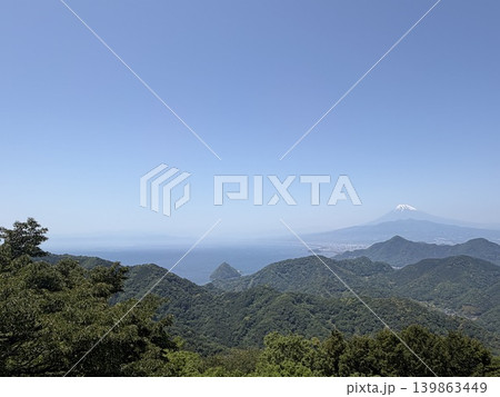 伊豆の山々と駿河湾の向こうに望む初夏の富士山 139863449