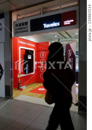 駅中に設置された外貨両替所 駅中に設置された外貨両替所 139863514