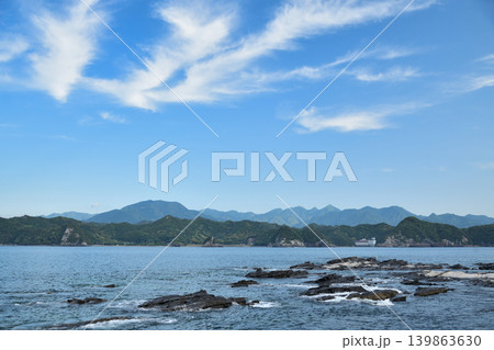 太地クジラ浜公園から夏山海岸方面を望む　【和歌山県太地町】 139863630