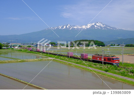 春の鳥海山をバックに走る貨物列車 春の鳥海山をバックに走る貨物列車 139863809