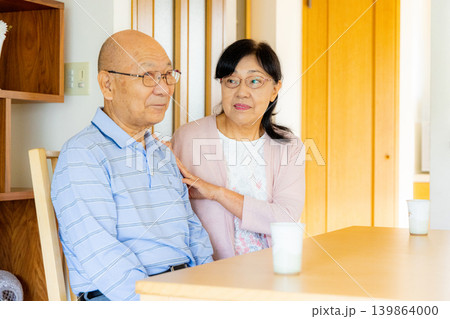 仲良しなシニア夫婦 仲良しなシニア夫婦 139864000