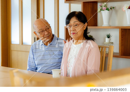 喧嘩をするシニア夫婦 喧嘩をするシニア夫婦 139864003