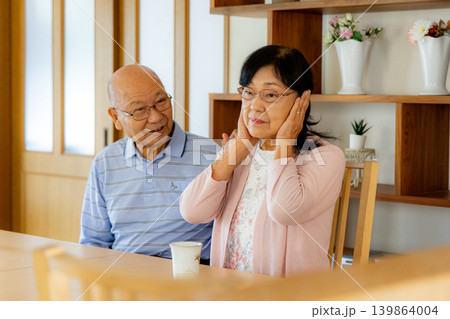 喧嘩をするシニア夫婦 喧嘩をするシニア夫婦 139864004