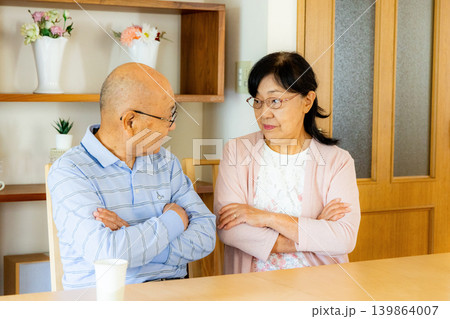 喧嘩をするシニア夫婦 喧嘩をするシニア夫婦 139864007