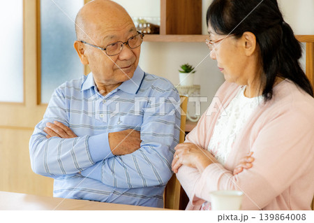 喧嘩をするシニア夫婦 喧嘩をするシニア夫婦 139864008