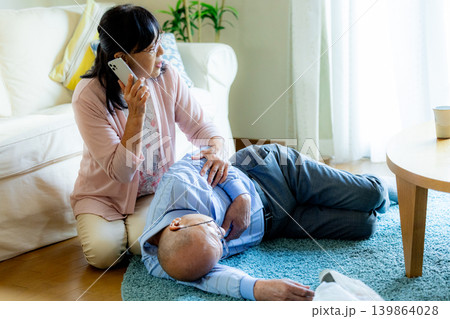 倒れたシニア男性と救護するシニア女性 倒れたシニア男性と救護するシニア女性 139864028