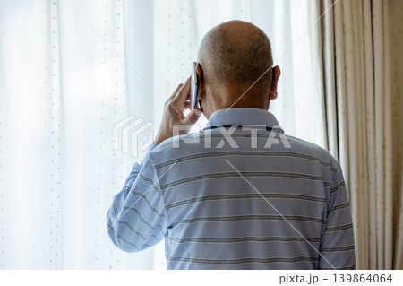 シニア男性が電話をしているシーン シニア男性が電話をしているシーン 139864064